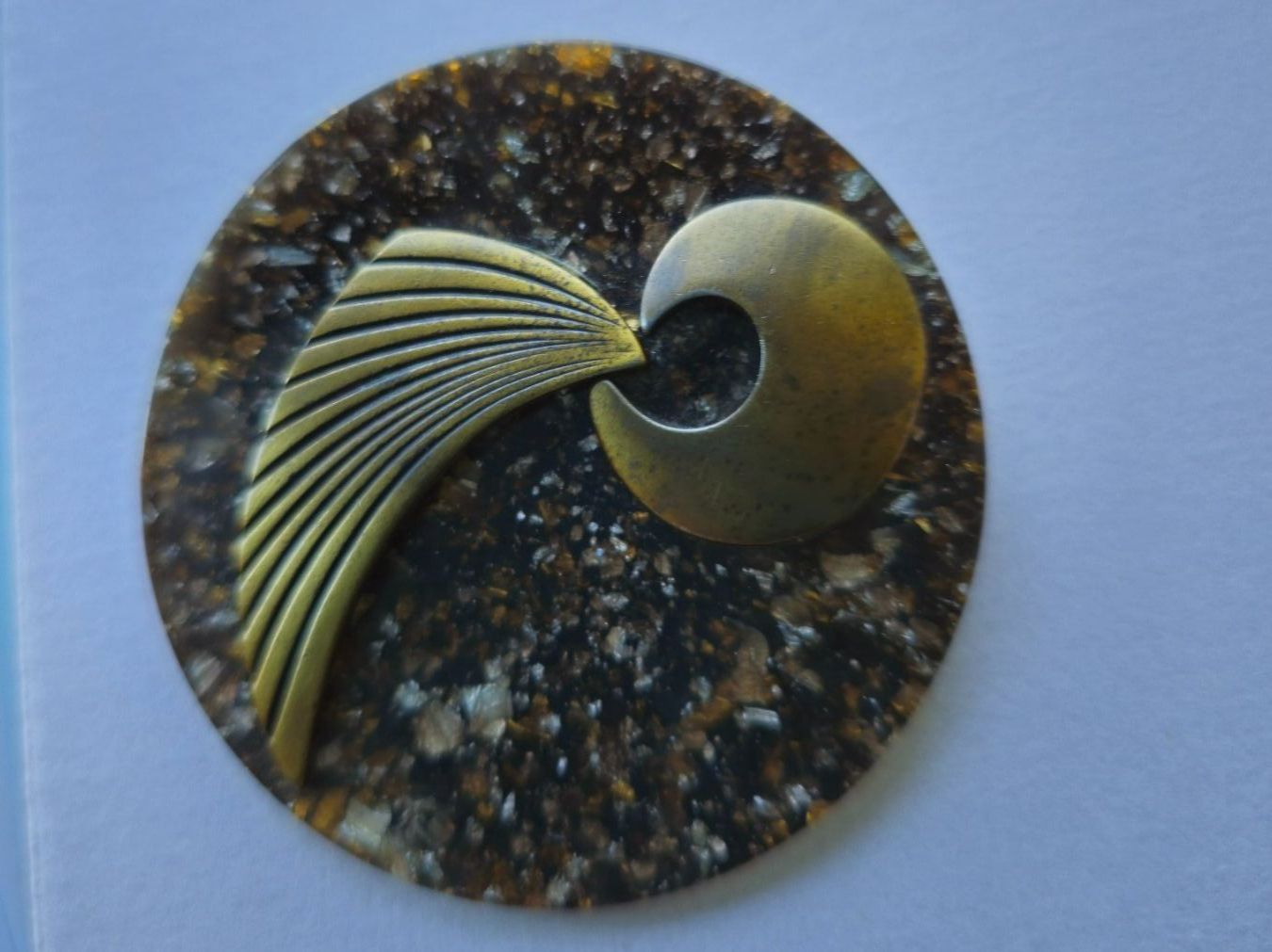 Broches & Aiguilles: Vintage runde Brosche aus Plexiglas & Messing Handarbeit – D'occasion à Münchenbuchsee par babilibern 1